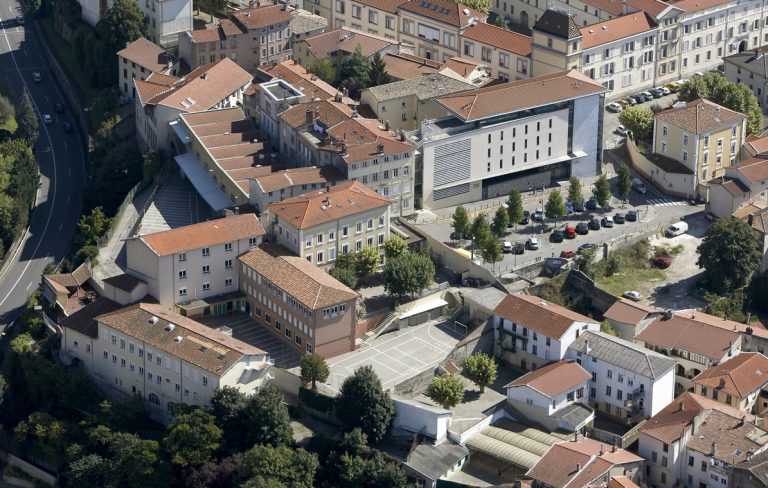 Image drone de l'établissement scolaire saint Charles Vienne